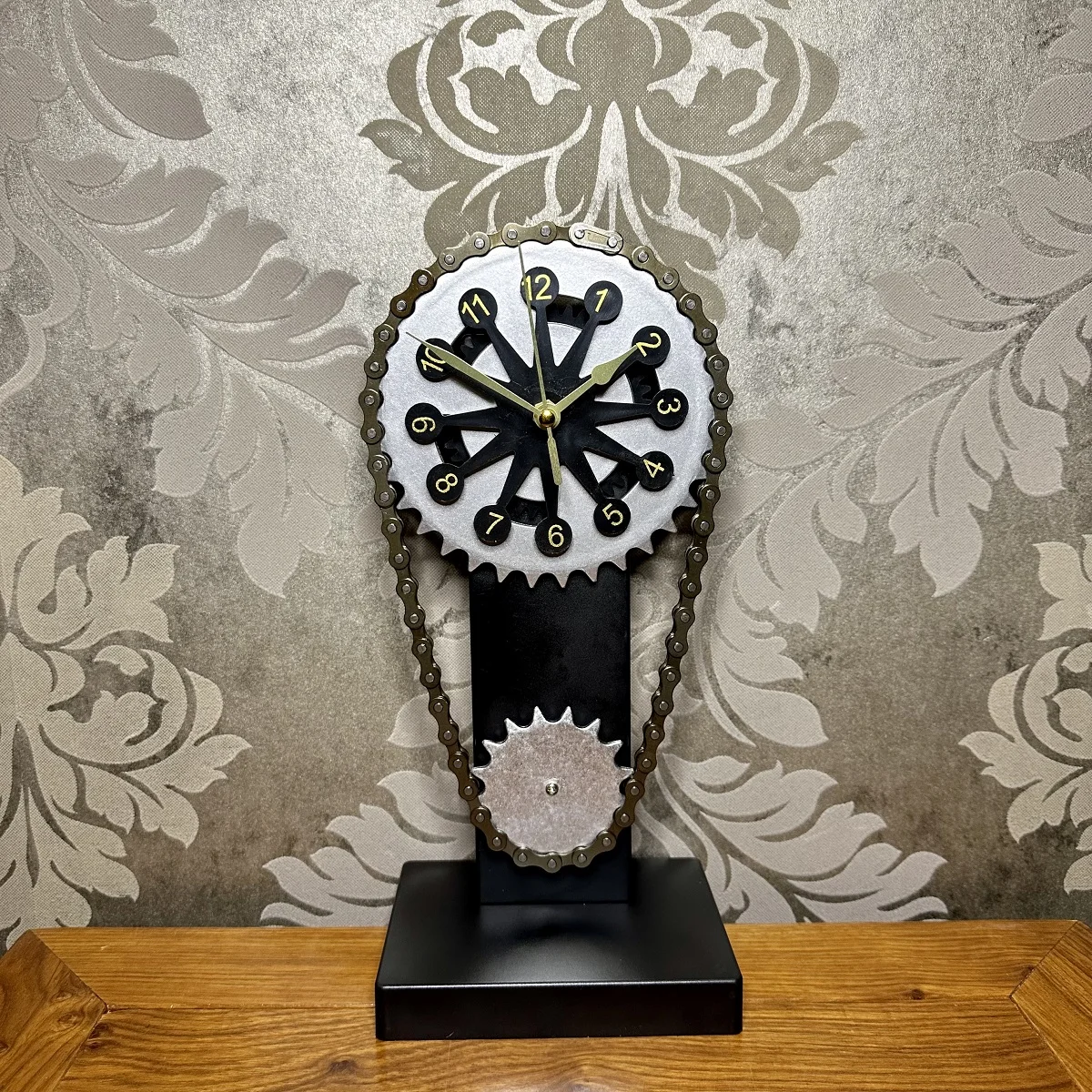 Seat Clock Retro Rotating Gear Mechanical Clock Metal Mechanical Wind Decoration Gifts
Seat Clock Retro Rotating Gear Mechanical Clock Metal Mechanical Wind Decoration Gifts