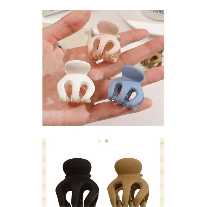 High ponytail retainer, large claw clip, invisible pad, high hairpin, hairpin clip, headgear.
High ponytail retainer, large claw clip, invisible pad, high hairpin, hairpin clip, headgear.