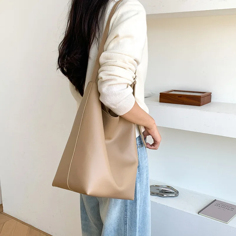 2025 New Large Capacity Tote Bag Korean Version Simple PU Leather Versatile Large Capacity Commuting Shoulder Bag Bucket Bag
2025 New Large Capacity Tote Bag Korean Version Simple PU Leather Versatile Large Capacity Commuting Shoulder Bag Bucket Bag