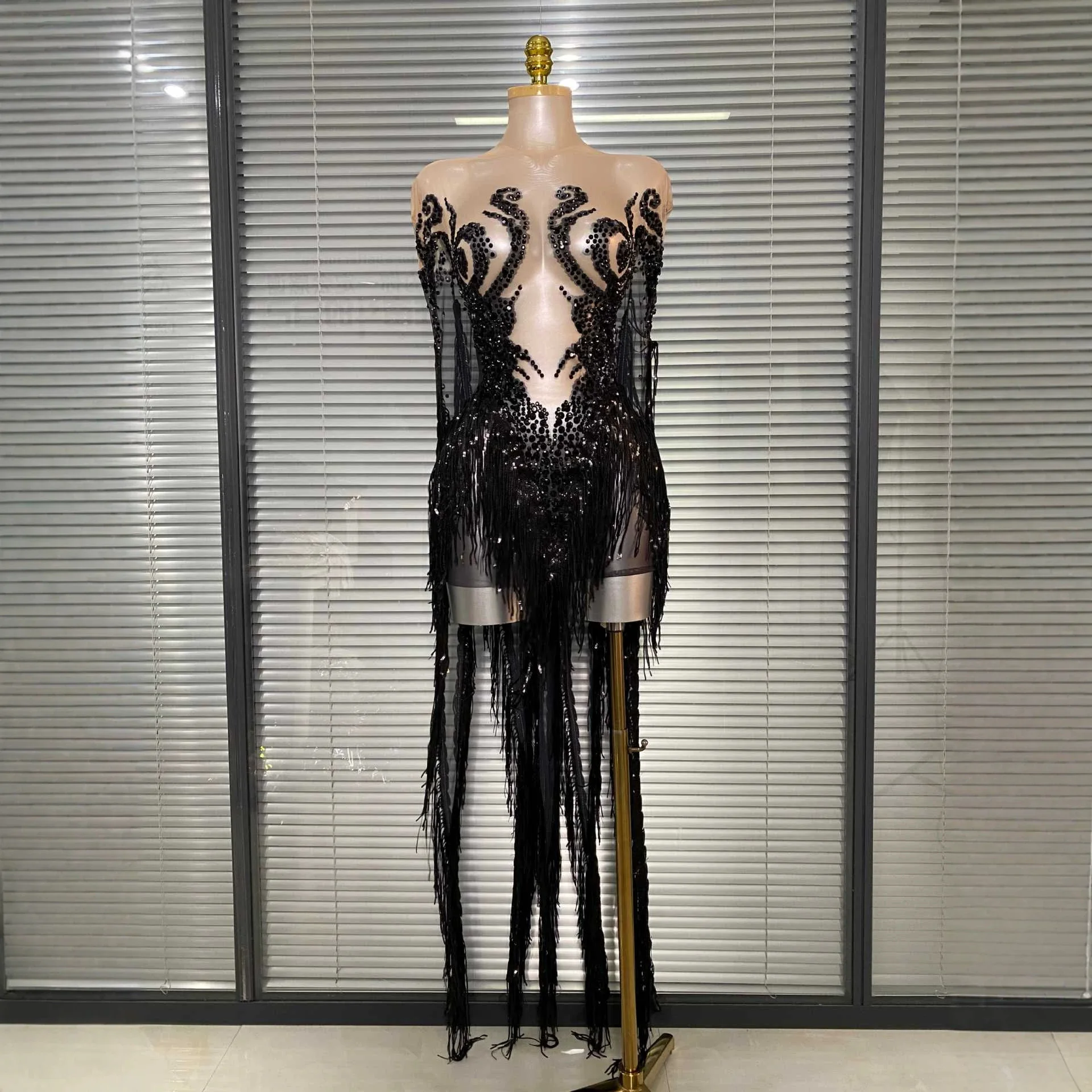 Sexy Stage Dress with Mesh See-through Birthday Party Cowl Neck Gown with Tassel Flashing Diamonds for Women's Fashion
Sexy Stage Dress with Mesh See-through Birthday Party Cowl Neck Gown with Tassel Flashing Diamonds for Women's Fashion