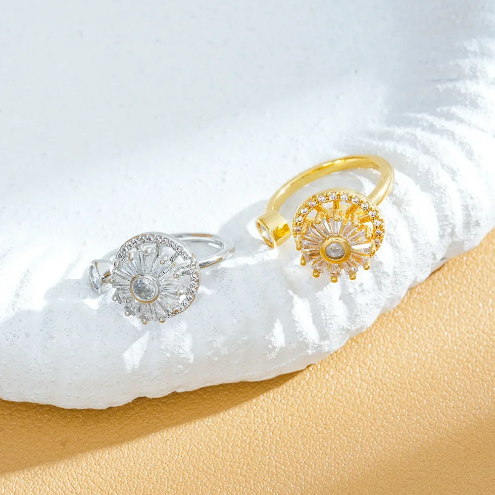 It exudes a fashionable and cool style. Set with diamonds and micro-set with flower-shaped rotating zircon
It exudes a fashionable and cool style. Set with diamonds and micro-set with flower-shaped rotating zircon