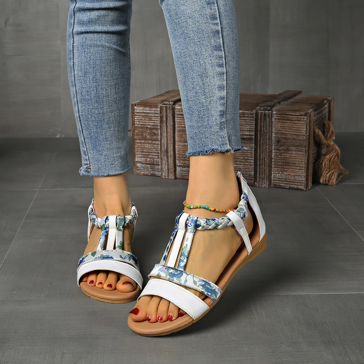 2025 European and American large-sized thick-soled sandal for women, one-line color Bohemian-style woven wedge heel beach shoes
2025 European and American large-sized thick-soled sandal for women, one-line color Bohemian-style woven wedge heel beach shoes