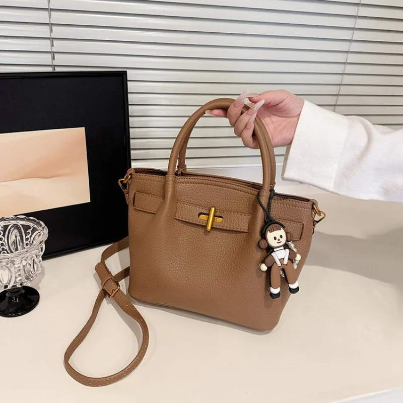 High-End Ladies Crossbody Bag With Casual Vintage Vibe And Textured Surface Suitable For Lightweight City Travel
High-End Ladies Crossbody Bag With Casual Vintage Vibe And Textured Surface Suitable For Lightweight City Travel