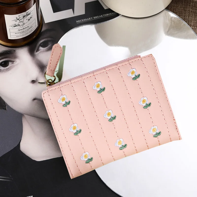 1 Creamy small square Japanese-style feminine fashion wallet for women, short style, card holder, fashionable, 20% discount, cut
1 Creamy small square Japanese-style feminine fashion wallet for women, short style, card holder, fashionable, 20% discount, cut