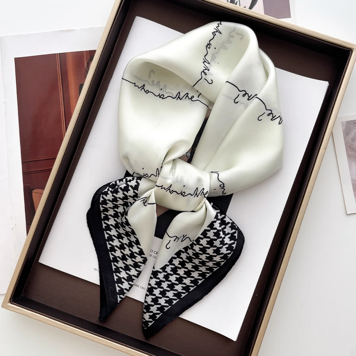 Роскошный белый шарф с принтом для женщин, элегантная сумка с ручкой, лента, женская повязка на голову, шаль для волос, женский шейный платок 70*70 см, банданы
Роскошный белый шарф с принтом для женщин, элегантная сумка с ручкой, лента, женская повязка на голову, шаль для волос, женский шейный платок 70*70 см, банданы