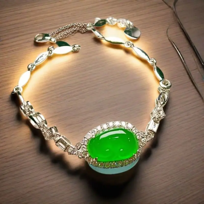 Pure natural jadeite, high ice, all green Ruyi bracelet, delicate material to attract wealth and ancient style 
Pure natural jadeite, high ice, all green Ruyi bracelet, delicate material to attract wealth and ancient style