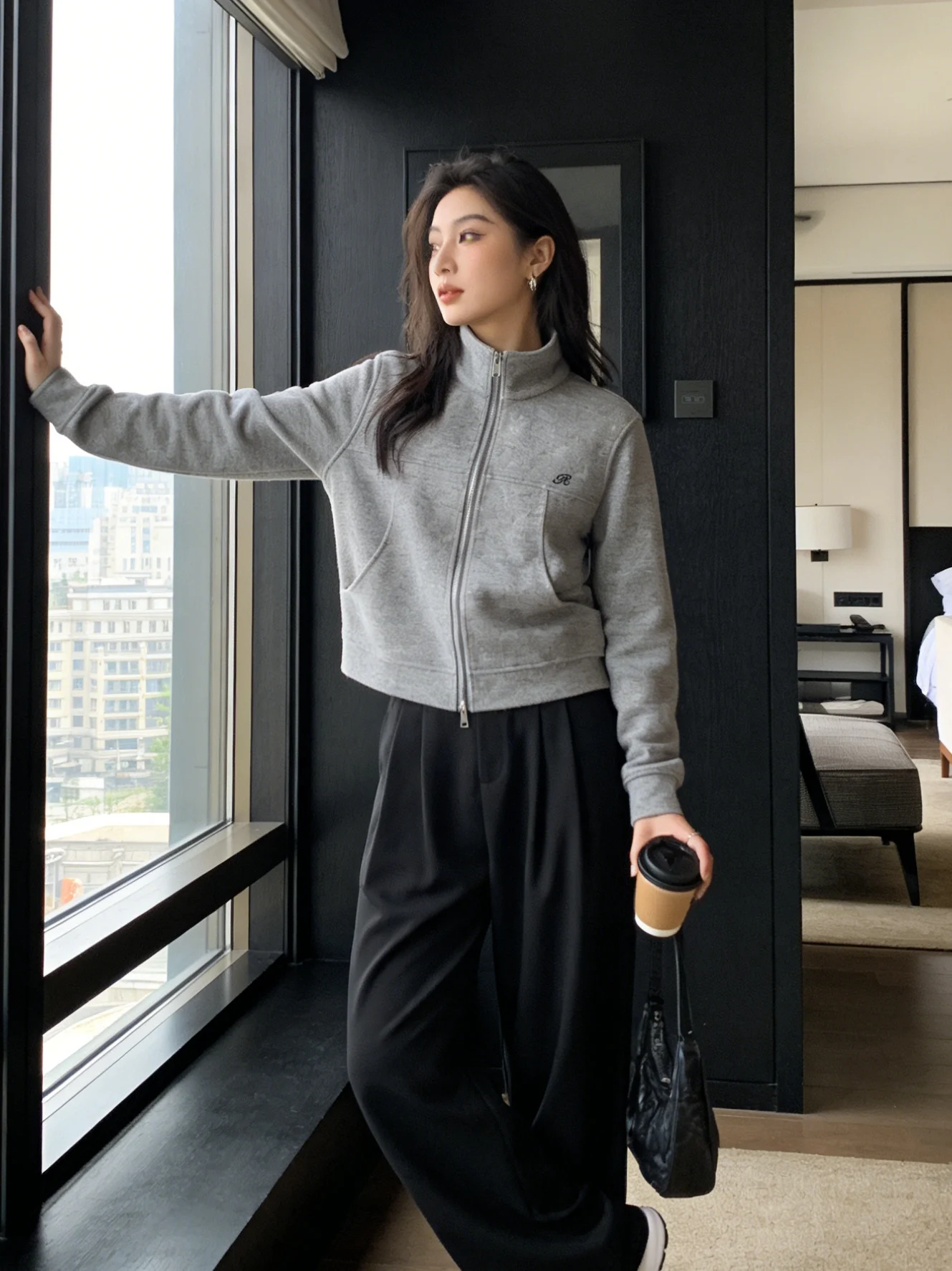 Корейская короткая толстовка с вышивкой для женщин, новинка ранней весны, универсальная, стройнящая, с воротником-стойкой, в американском ретро-стиле, премиум-класса
Корейская короткая толстовка с вышивкой для женщин, новинка ранней весны, универсальная, стройнящая, с воротником-стойкой, в американском ретро-стиле, премиум-класса