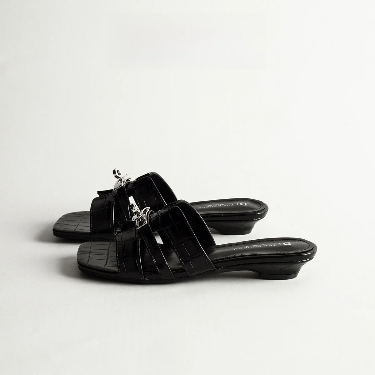 Retro Metal Buckle Open-Toe Sandals Women's Summer Outdoor Versatile Beautiful Personality Match Skirts Casual Beach Slippers
Retro Metal Buckle Open-Toe Sandals Women's Summer Outdoor Versatile Beautiful Personality Match Skirts Casual Beach Slippers