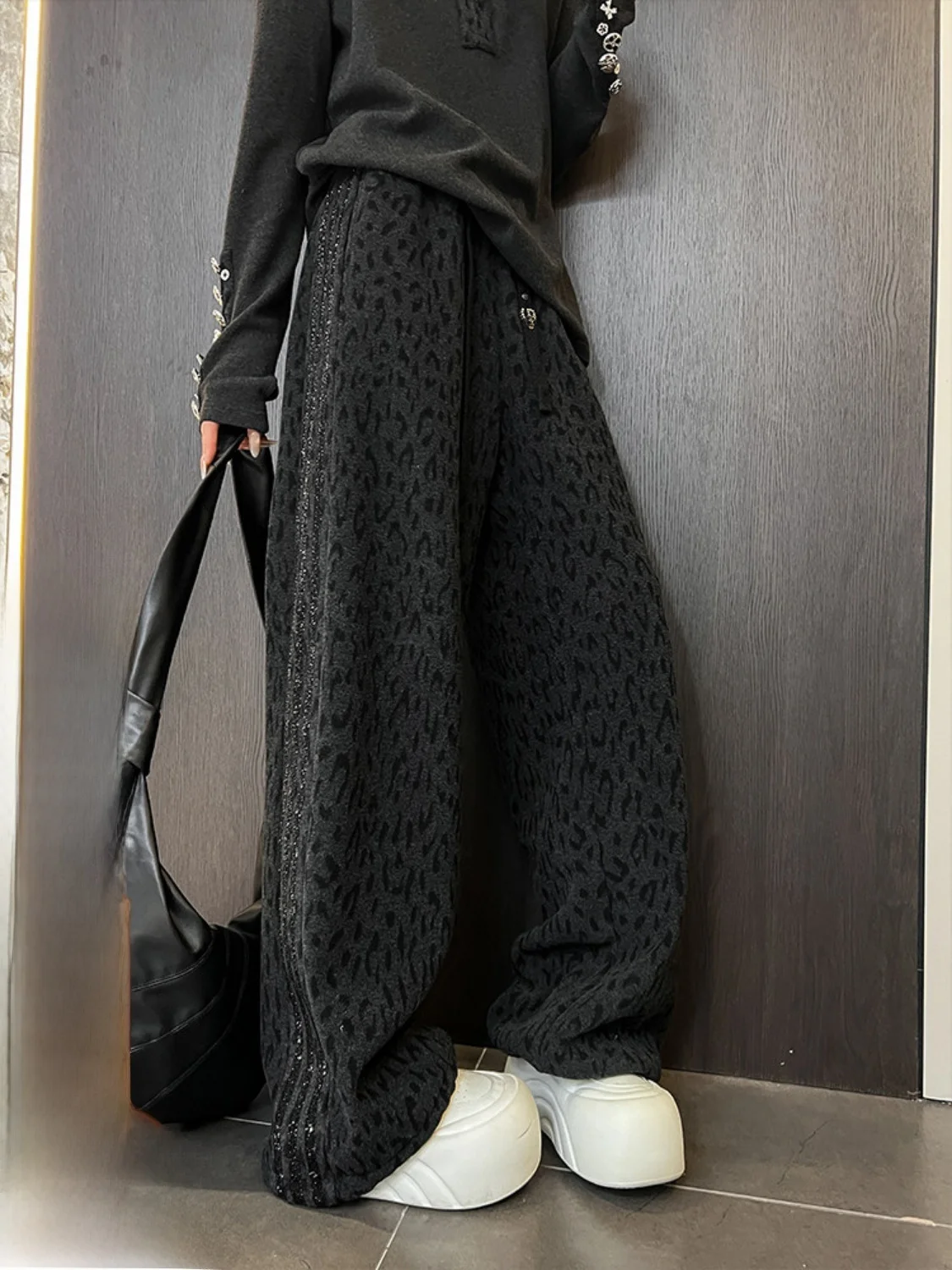 Женские повседневные брюки свободного кроя с боковыми полосками и графическим дизайном в виде ромбов, осенне-зимняя новинка, модные и удобные женские брюки.
Женские повседневные брюки свободного кроя с боковыми полосками и графическим дизайном в виде ромбов, осенне-зимняя новинка, модные и удобные женские брюки.