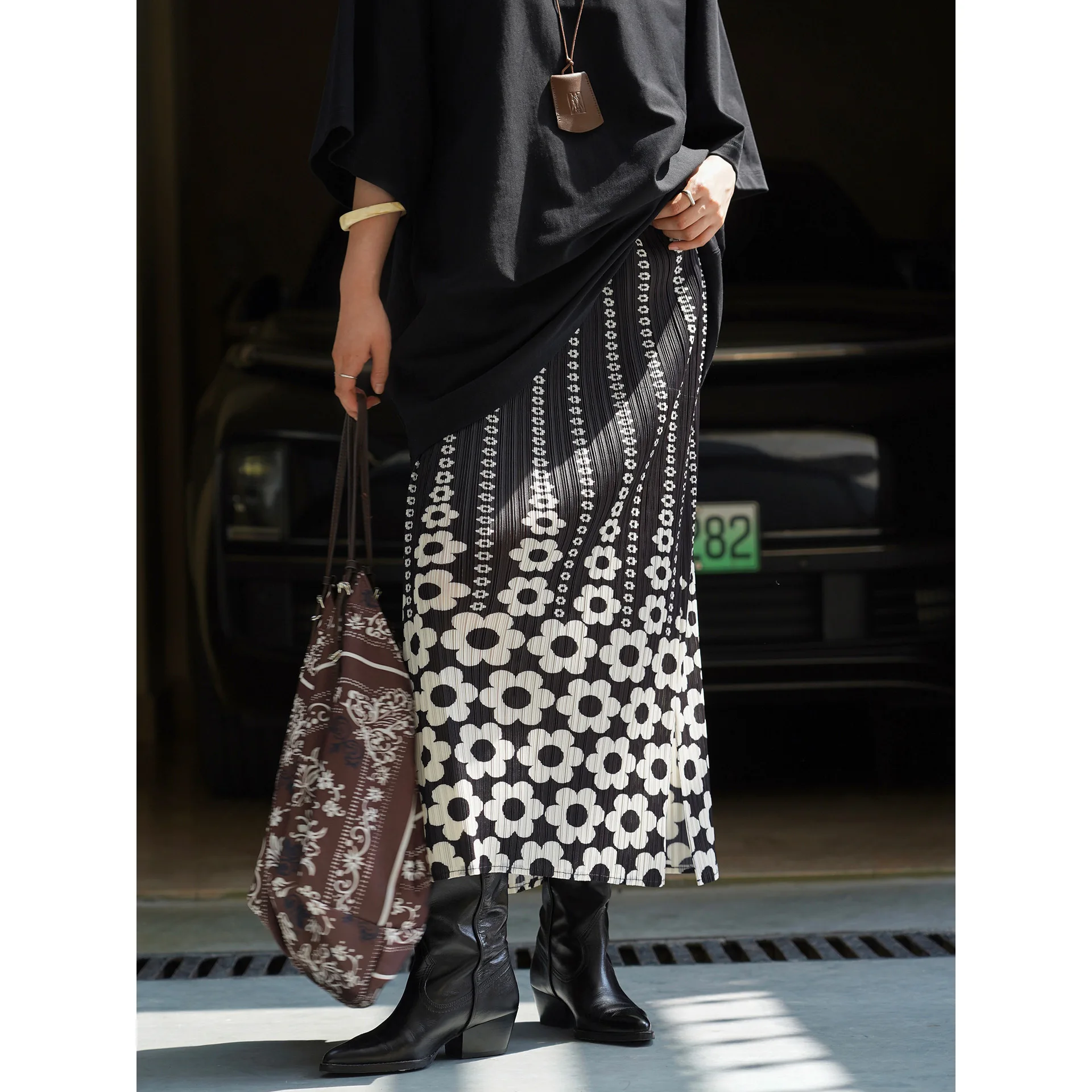 2025 Summer New Artistic Retro Printed Ready To Wear Pleated Skirt Comfortable And Breathable Long Skirt For Women
2025 Summer New Artistic Retro Printed Ready To Wear Pleated Skirt Comfortable And Breathable Long Skirt For Women