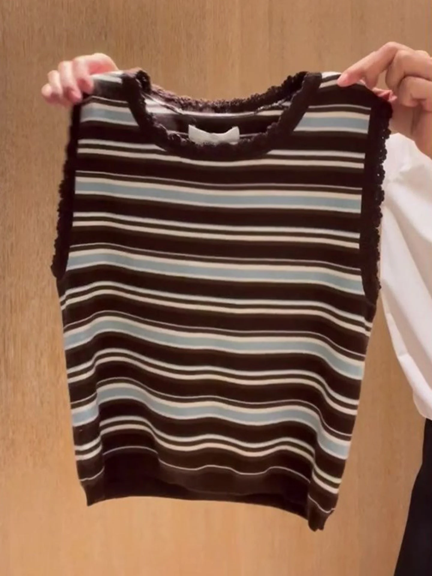 Свободный вязаный жилет в полоску в стиле ретро, женский простой дизайн, осенняя модная верхняя одежда, круглая, без застежки на пуговицы
Свободный вязаный жилет в полоску в стиле ретро, женский простой дизайн, осенняя модная верхняя одежда, круглая, без застежки на пуговицы