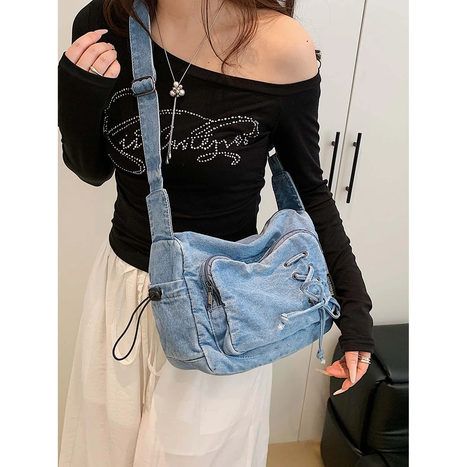 Korean denim casual crossbody bag, women's underarm charter car bag, 2025 autumn/winter new multi pocket shoulder bag
Korean denim casual crossbody bag, women's underarm charter car bag, 2025 autumn/winter new multi pocket shoulder bag