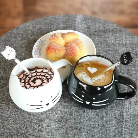 Tazze da caffè Tazze per gatti dei cartoni animati con cucchiaio per mescolare Tazza da latte per colazione in ceramica bianca nera Ufficio Bicchieri da 400 ml Regali per amici piacevoli