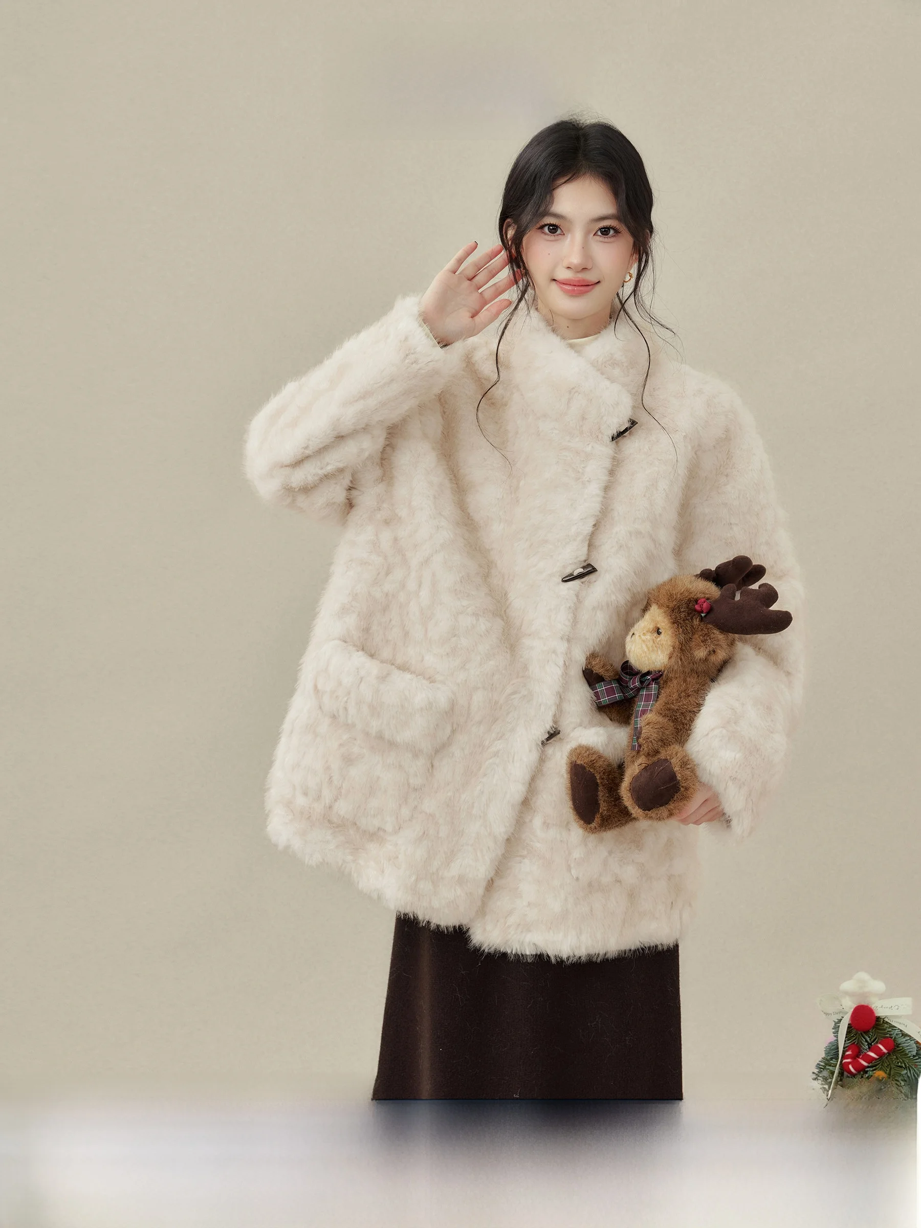 Elegant Cream Maple Lamb Fur Jacket Women's Mid-Length Thickened Eco-Friendly Coat Casual Style Loose Fit with Pockets
Elegant Cream Maple Lamb Fur Jacket Women's Mid-Length Thickened Eco-Friendly Coat Casual Style Loose Fit with Pockets