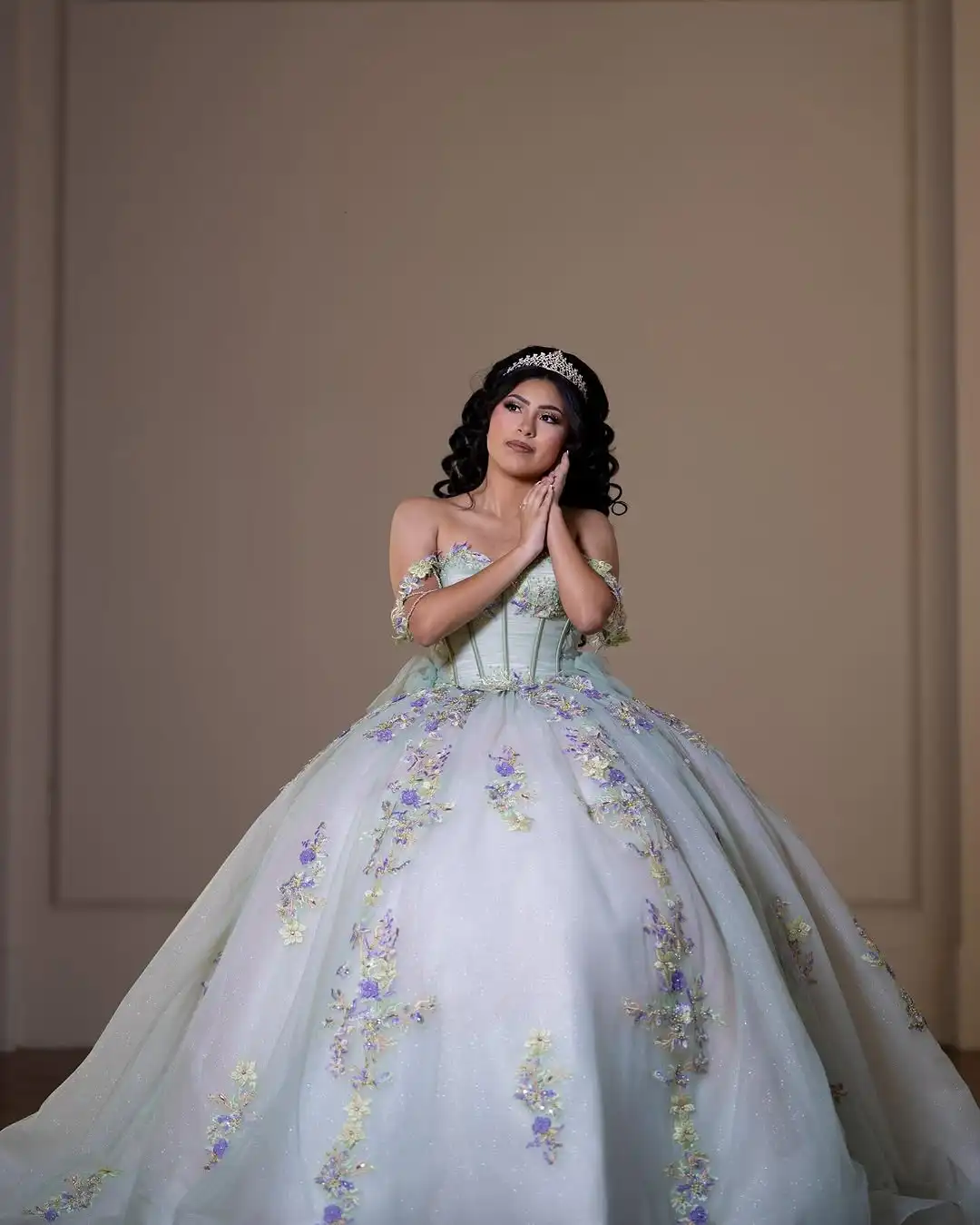 Off the Shoulder Lace Appliques Corset Quinceanera Dresses Long for Sweety 16 18 Court Train Flowers Puffy Prom Dress Customized
Off the Shoulder Lace Appliques Corset Quinceanera Dresses Long for Sweety 16 18 Court Train Flowers Puffy Prom Dress Customized