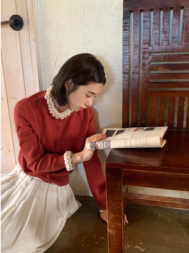 Белый шерстяной вязаный теплый свитер-пальто We Park Camere с цветными блоками и однотонным дизайном
Белый шерстяной вязаный теплый свитер-пальто We Park Camere с цветными блоками и однотонным дизайном