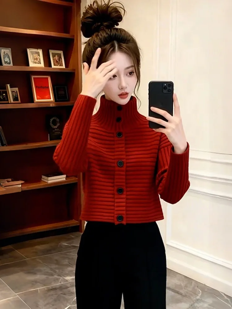 Spring 2026 Women's High Collar Knitted Short Sweater Single Button Soft Medium Thickness Commute Style Fashionable Breathable
Spring 2026 Women's High Collar Knitted Short Sweater Single Button Soft Medium Thickness Commute Style Fashionable Breathable