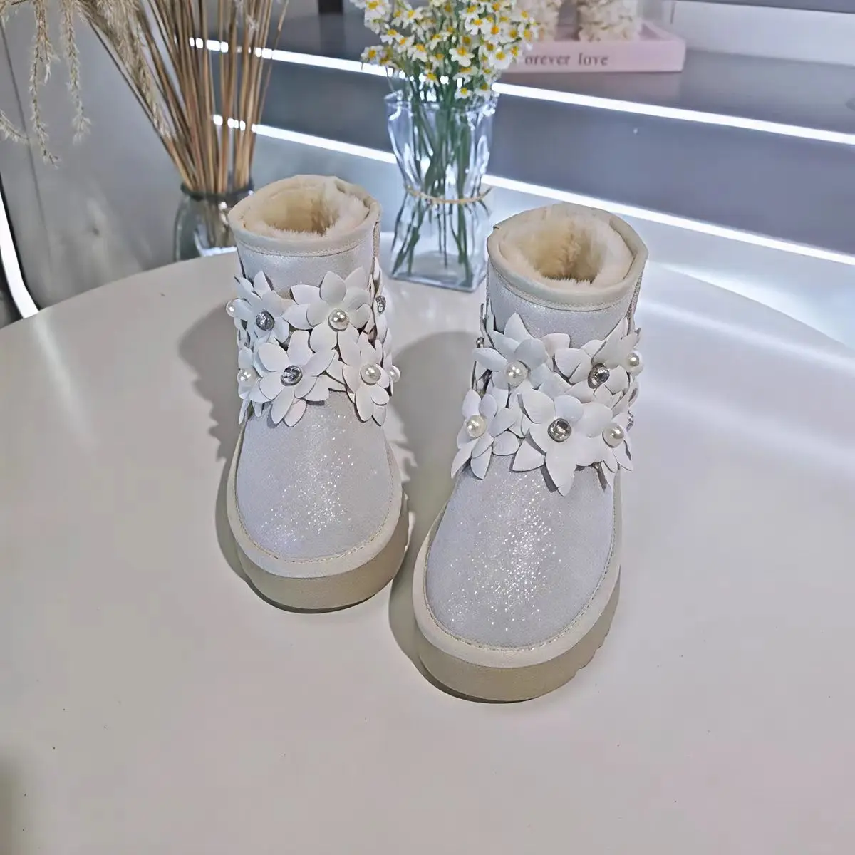 Thick-soled pearl water diamond flower snow boots, large-sized fur one-piece thickened anti-slip women's cotton shoes 35-40
Thick-soled pearl water diamond flower snow boots, large-sized fur one-piece thickened anti-slip women's cotton shoes 35-40
