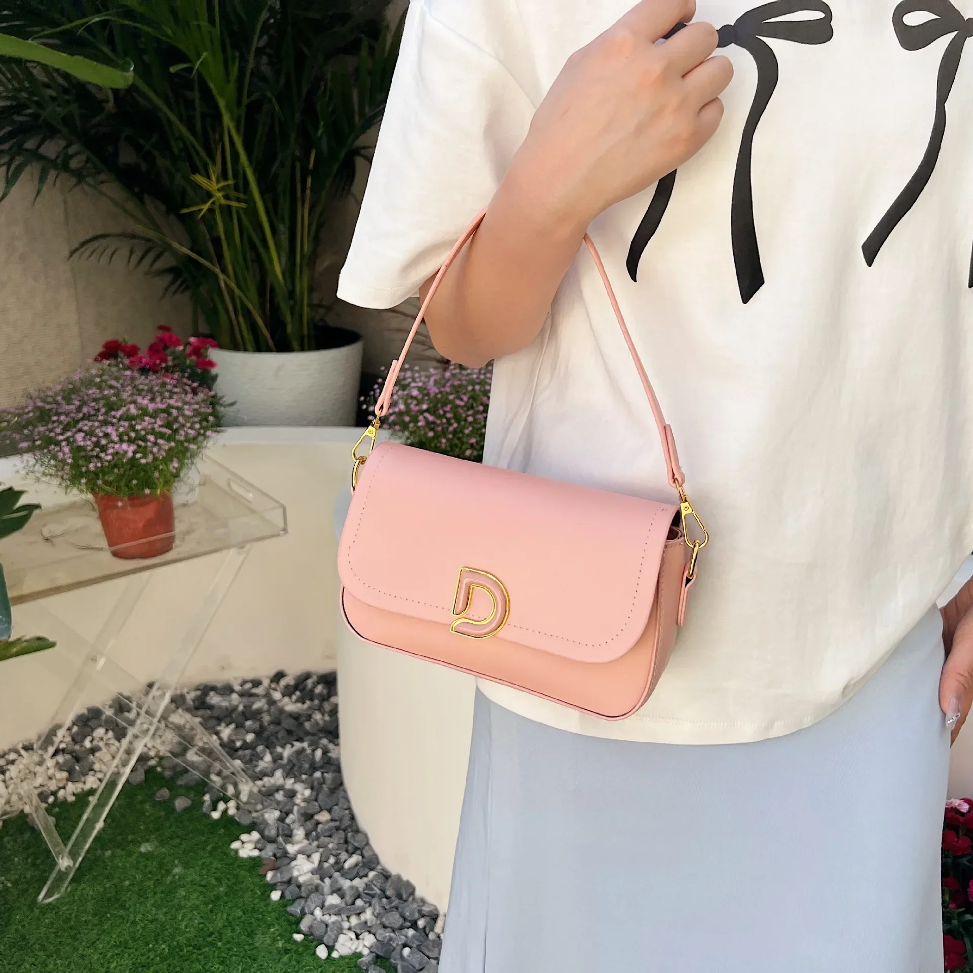 Spring Niche Design Senior Ladies New Personality Fashion All-in-one Shoulder Bag Cross-body Simple Small Square Bag
Spring Niche Design Senior Ladies New Personality Fashion All-in-one Shoulder Bag Cross-body Simple Small Square Bag