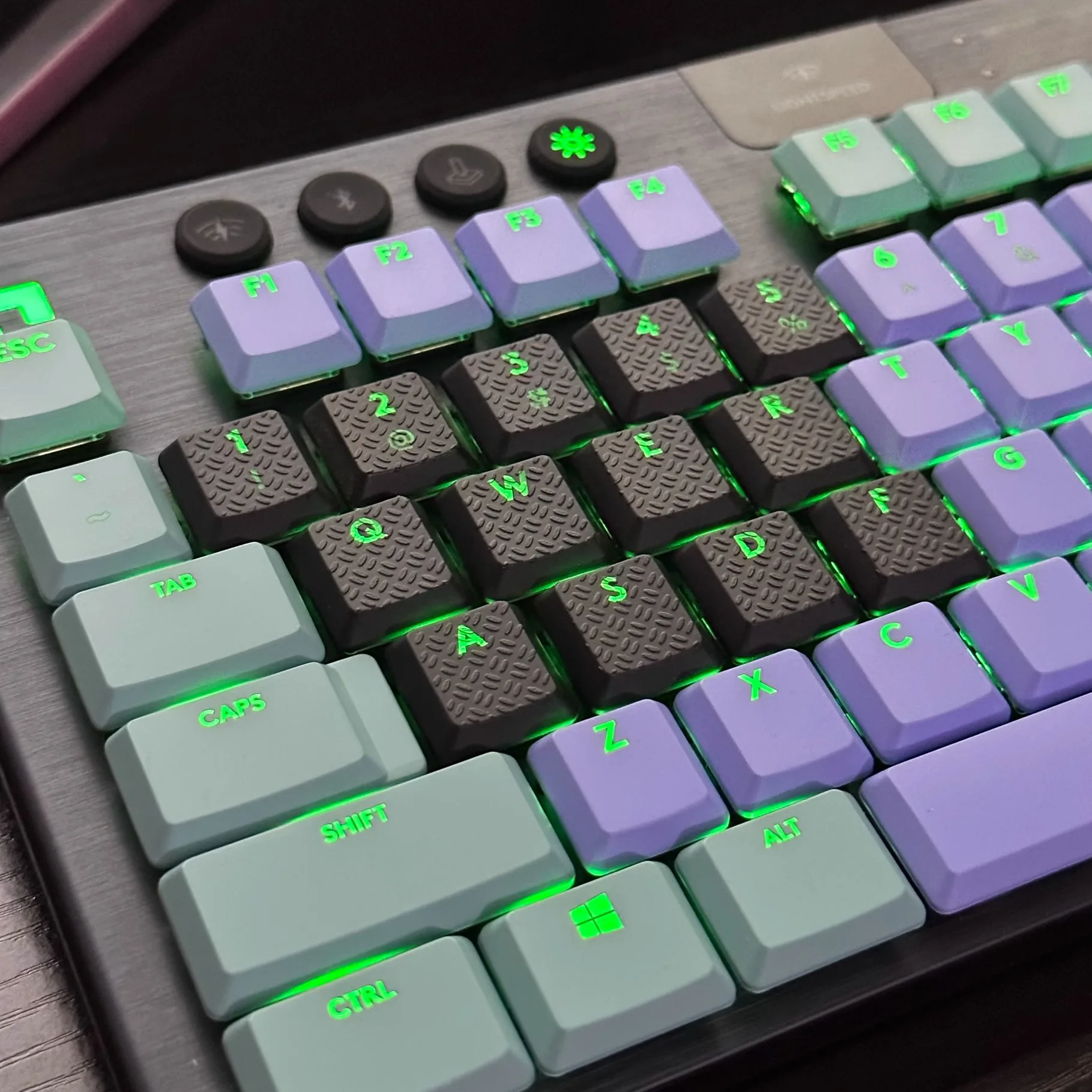 G915 G913G913tklG813TKL Textured non-slip and translucent color competitive game keycaps Personalized creativity
G915 G913G913tklG813TKL Textured non-slip and translucent color competitive game keycaps Personalized creativity