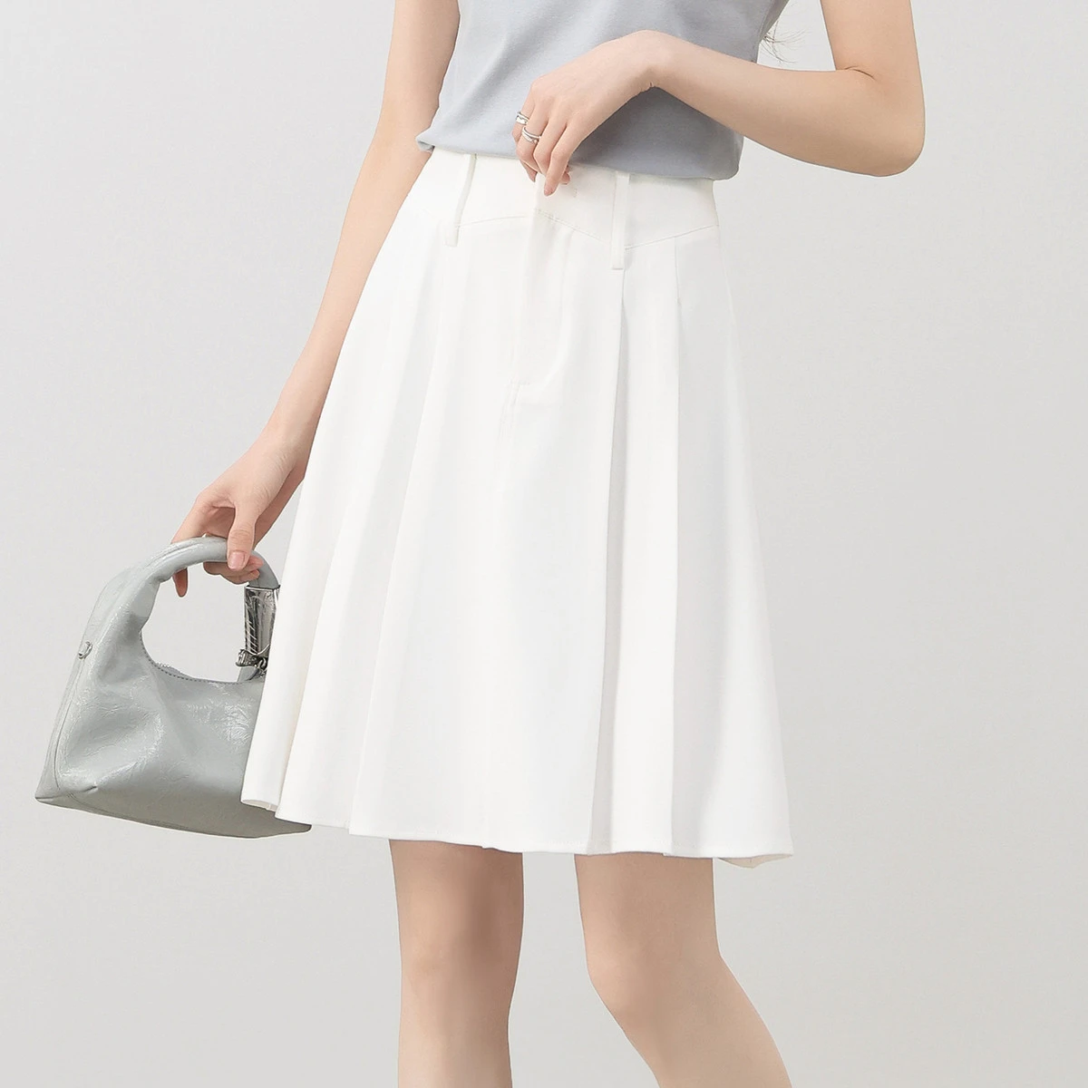 SENTUBILA Minimalist High Waist Pleated Skirt for Women 2026 Summer White Office A-Line Mini Skirt Ladies Clothing 152QA2843
SENTUBILA Minimalist High Waist Pleated Skirt for Women 2026 Summer White Office A-Line Mini Skirt Ladies Clothing 152QA2843