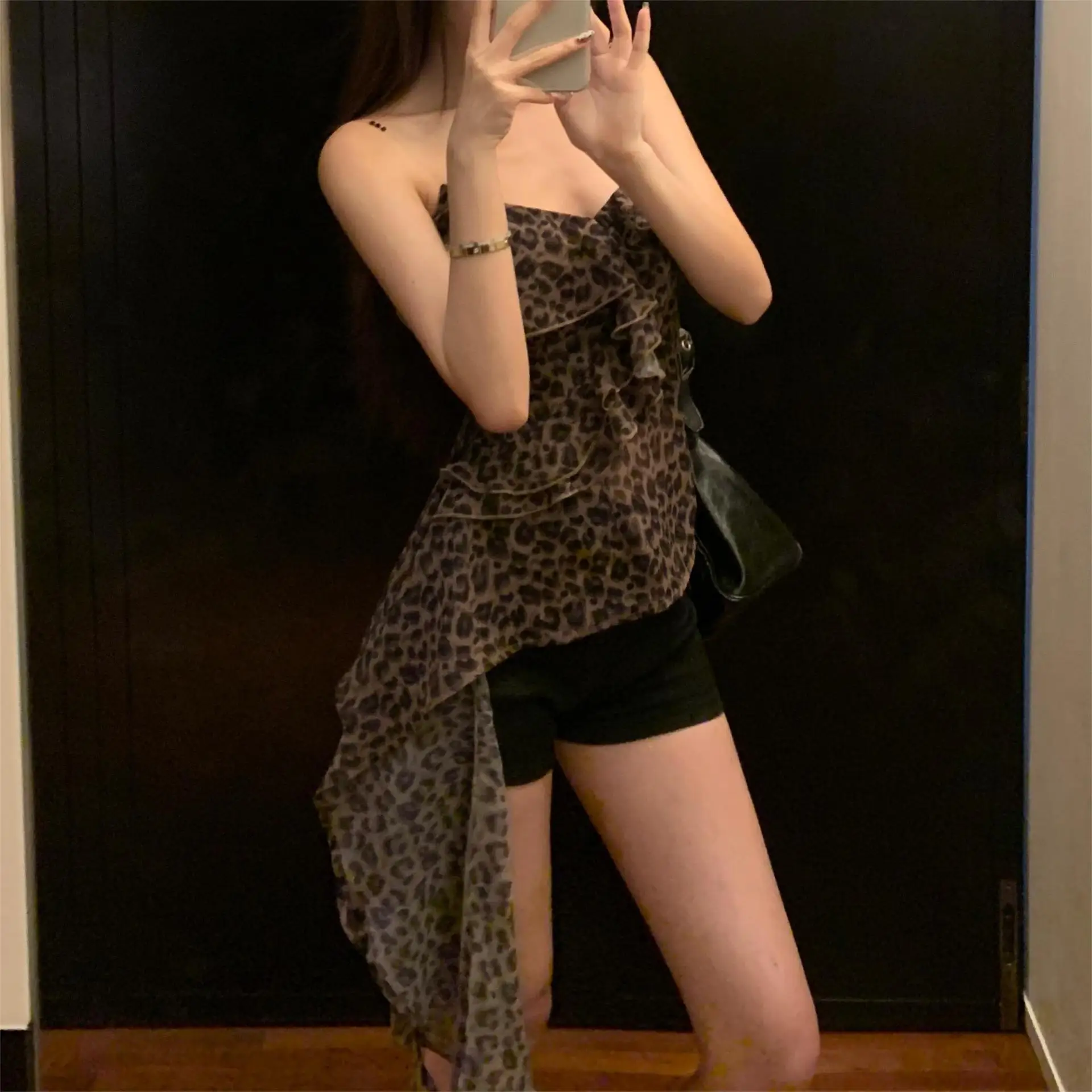 2024 Leopard Print Suspender Women's Summer Wear V-neck Sleeveless Top Summer New Sweet and Spicy Women's Small Vest Top
2024 Leopard Print Suspender Women's Summer Wear V-neck Sleeveless Top Summer New Sweet and Spicy Women's Small Vest Top