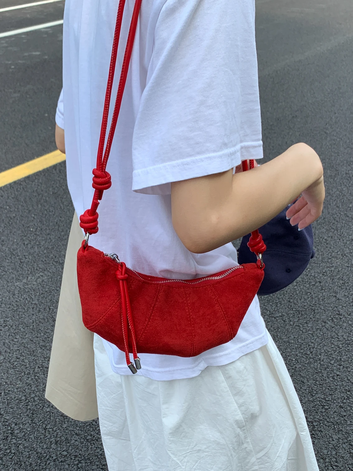 Modern Red Small Crossbody Bag Women's Early Autumn New Style Frosted Texture Horn Shape Dumpling Bag Versatile Single Should...
Modern Red Small Crossbody Bag Women's Early Autumn New Style Frosted Texture Horn Shape Dumpling Bag Versatile Single Should...
