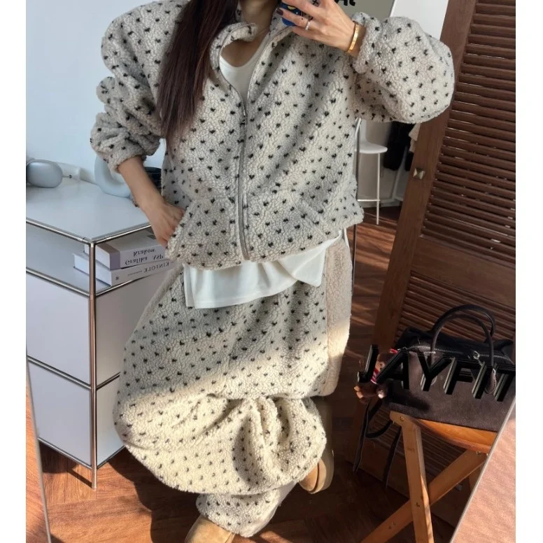 Корейский шикарный теплый женский свитер с мехом ягненка, топ и повседневные широкие брюки, комплект из двух предметов, зимняя модная одежда
Корейский шикарный теплый женский свитер с мехом ягненка, топ и повседневные широкие брюки, комплект из двух предметов, зимняя модная одежда