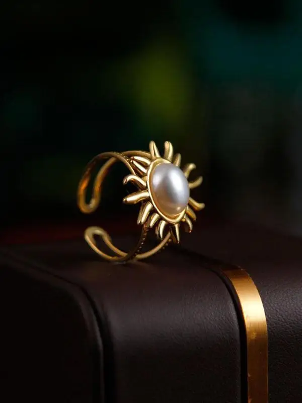 Роскошное кольцо Denise с жемчугом для женщин, винтажное ювелирное украшение в дворцовом стиле, оригинальный дизайн, кольцо на палец с перламутром
Роскошное кольцо Denise с жемчугом для женщин, винтажное ювелирное украшение в дворцовом стиле, оригинальный дизайн, кольцо на палец с перламутром