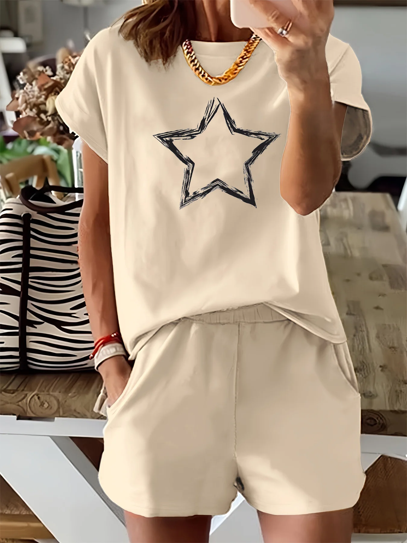 Summer women's fashion creative pentagram pattern printed casual loose round neck short sleeved T-shirt shorts two-piece set
Summer women's fashion creative pentagram pattern printed casual loose round neck short sleeved T-shirt shorts two-piece set