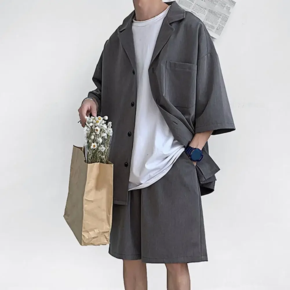 Летние мужские шорты, одинаковые рубашки, полосатые рубашки с цветочным принтом, наряды с короткими рукавами и эластичной резинкой на талии, тонкий мужской костюм большого размера 
Летние мужские шорты, одинаковые рубашки, полосатые рубашки с цветочным принтом, наряды с короткими рукавами и эластичной резинкой на талии, тонкий мужской костюм большого размера