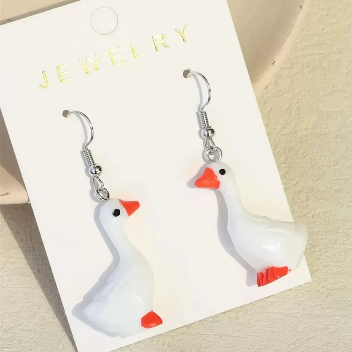 1Pair Cute Polyresin Goose Drop Earrings for Women, Silver Tone Hook Style White Goose Dangle Earrings, Fun Animal Design Statement Accessories for Daily Decoration & Casual Wear
1Pair Cute Polyresin Goose Drop Earrings for Women, Silver Tone Hook Style White Goose Dangle Earrings, Fun Animal Design Statement Accessories for Daily Decoration & Casual Wear