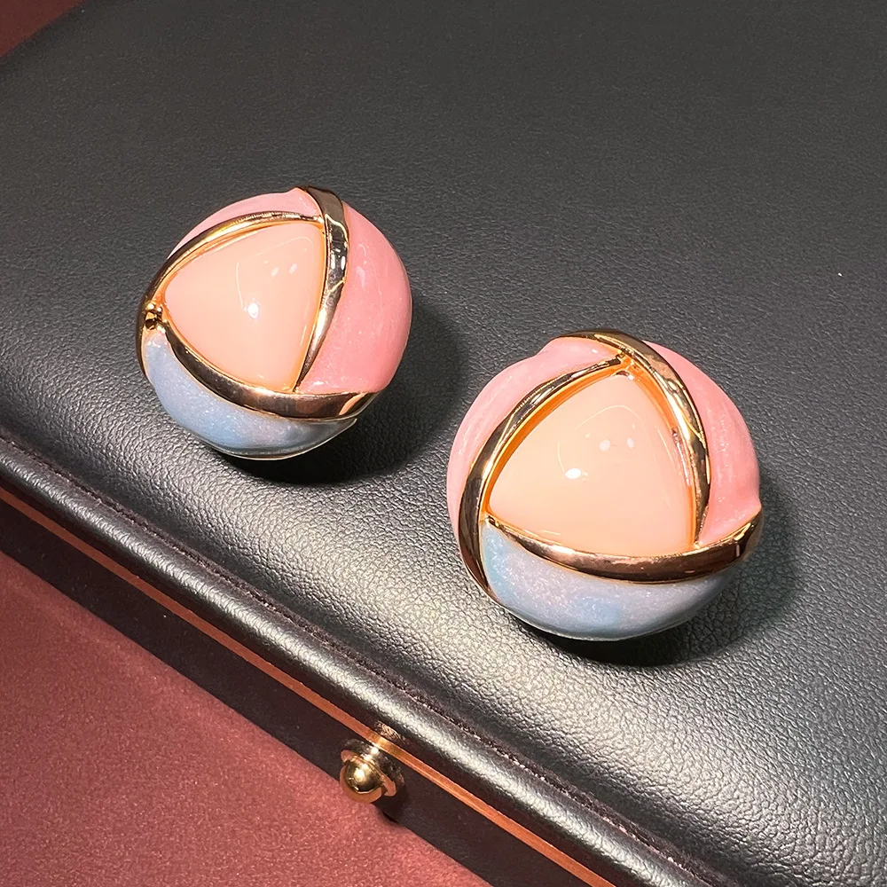 Новые китайские серьги-гвоздики с эмалью, нежно-розовые, в форме лепестков, элегантные, позолоченные, универсальные, высококачественные, из серебра S925.
Новые китайские серьги-гвоздики с эмалью, нежно-розовые, в форме лепестков, элегантные, позолоченные, универсальные, высококачественные, из серебра S925.