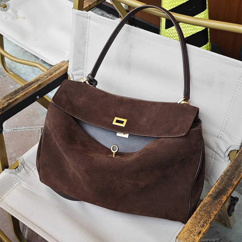 New Luxury Brand Women's Handbags Hot Sale Brown Suede Large Tote Bag Gold Buckle Retro Commuter Shoulder Crossbody Women's Bag
New Luxury Brand Women's Handbags Hot Sale Brown Suede Large Tote Bag Gold Buckle Retro Commuter Shoulder Crossbody Women's Bag
