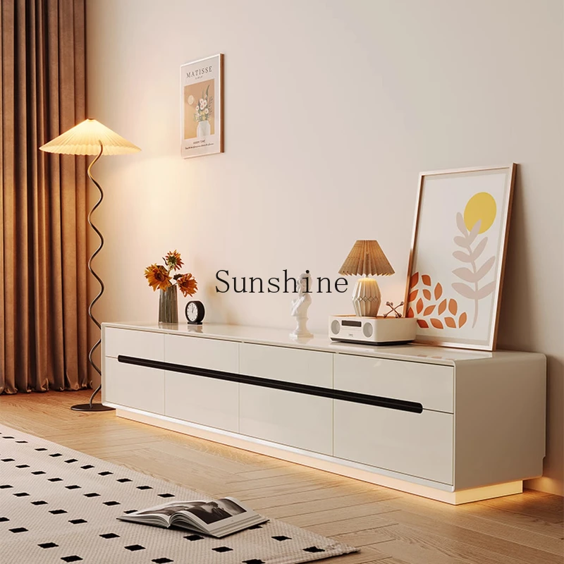 Small apartment, simple cream style, integrated storage locker against the wall
Small apartment, simple cream style, integrated storage locker against the wall