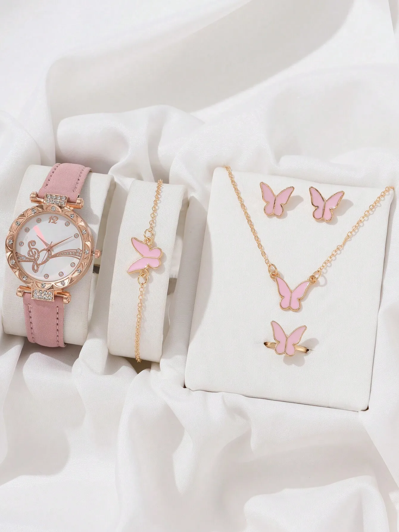 Набор из 6 предметов: розовый комплект украшений с бабочками, часы из розового золота и кожаный ремешок
Набор из 6 предметов: розовый комплект украшений с бабочками, часы из розового золота и кожаный ремешок