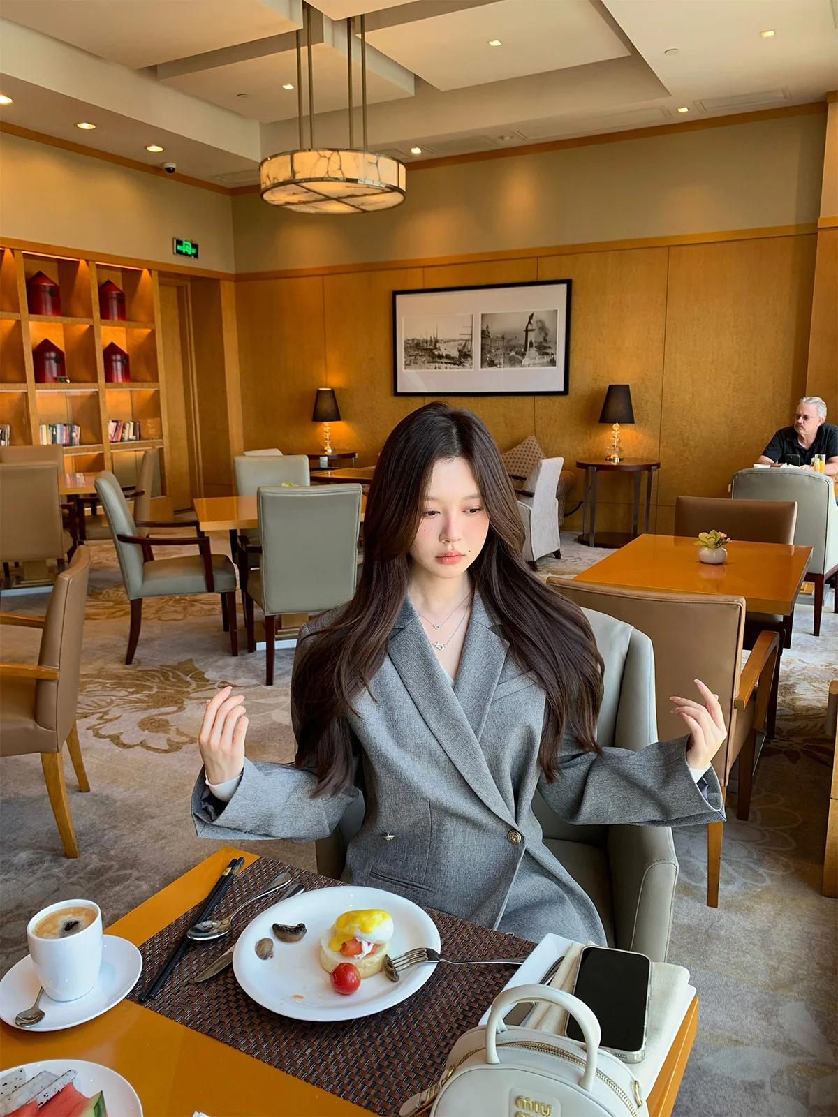 Комплект для девочек: пиджак-бойфренд с асимметричным разрезом и юбка А-силуэта от Flower Lady (коллекция Early Spring)
Комплект для девочек: пиджак-бойфренд с асимметричным разрезом и юбка А-силуэта от Flower Lady (коллекция Early Spring)