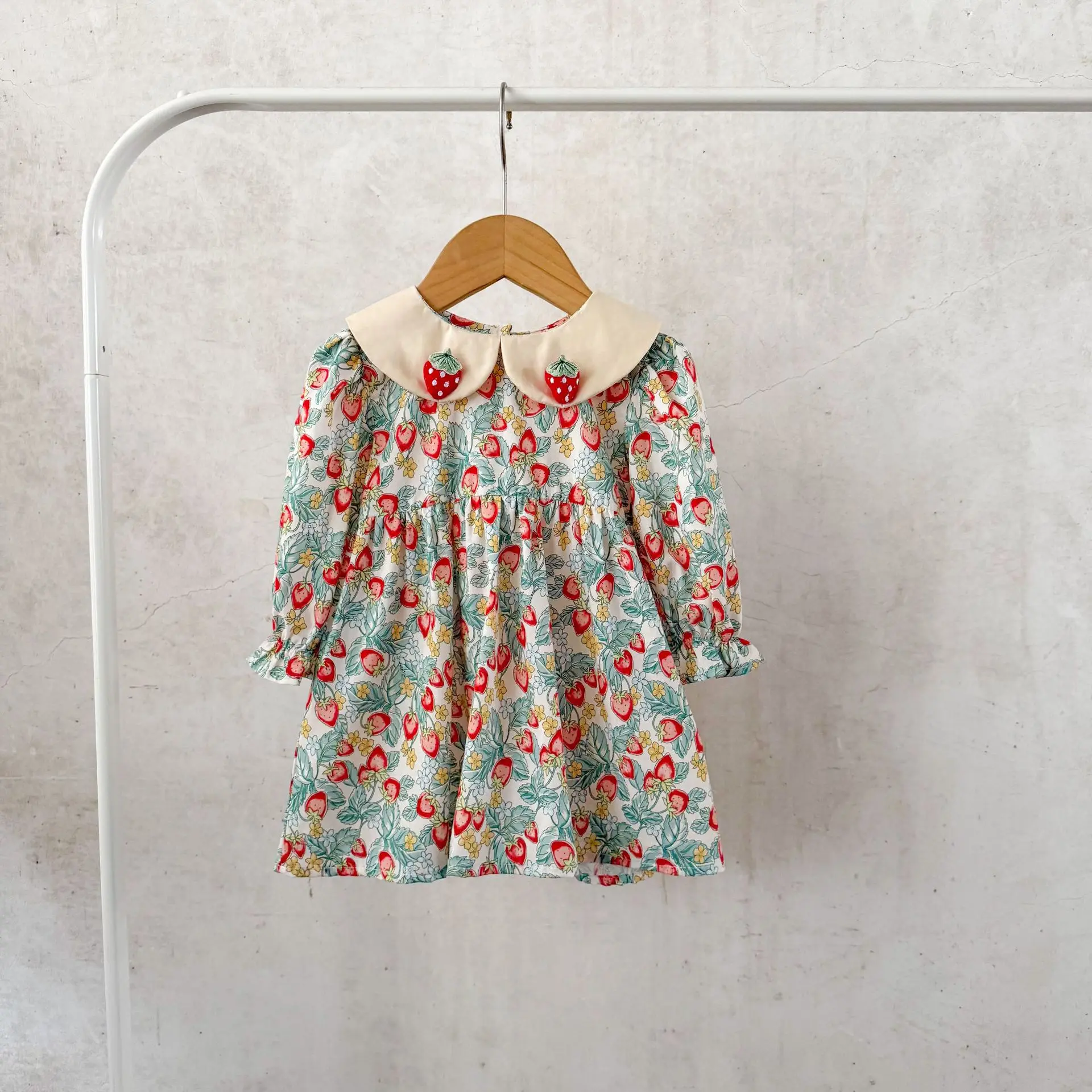 Korean version of girl baby cotton strawberry print lapel dress medium and small children's spring and autumn 
Korean version of girl baby cotton strawberry print lapel dress medium and small children's spring and autumn
