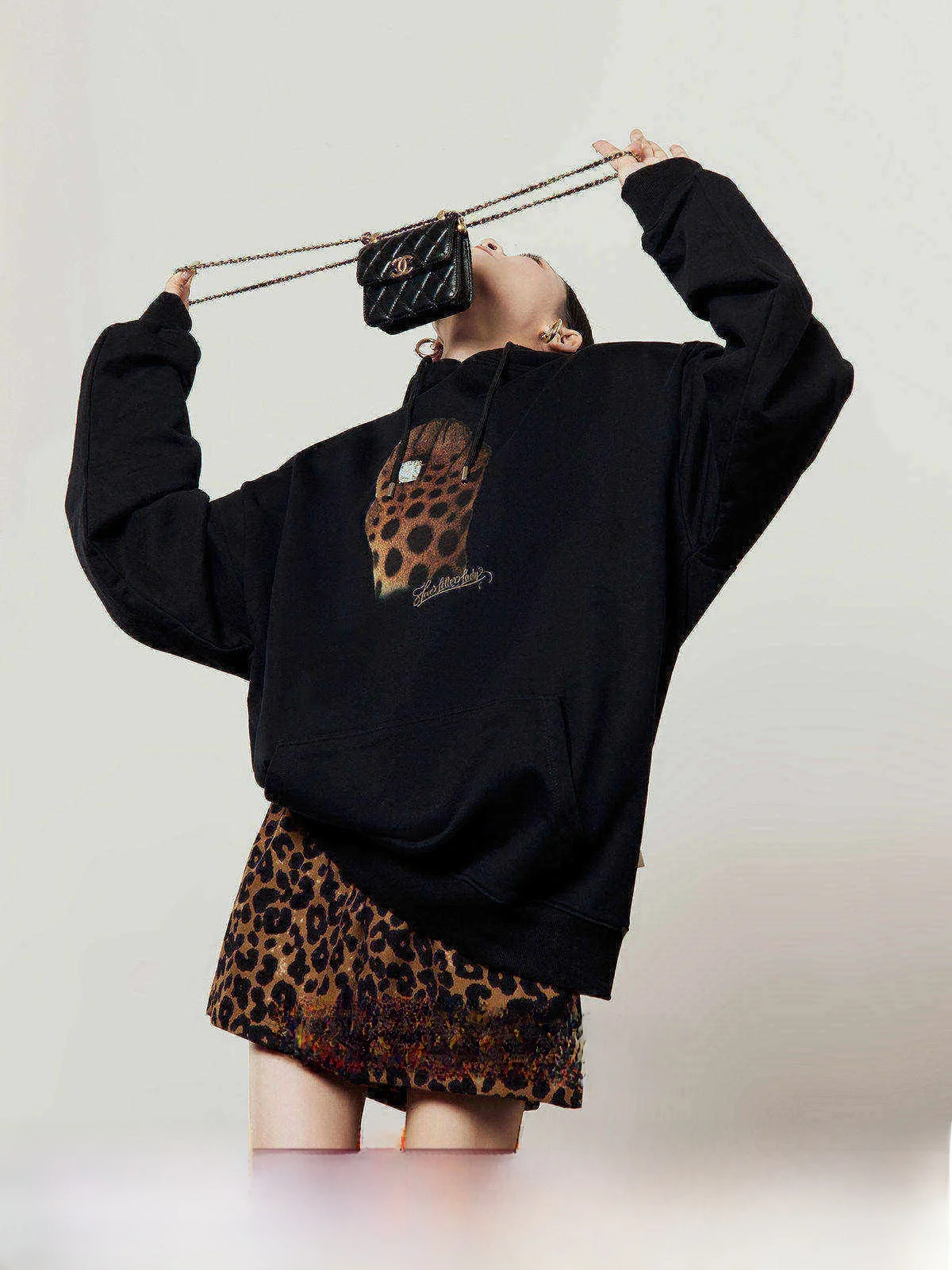 Zhou Li Wu Black Hoodie Women's Loose Casual Spring 2026 New Style Long Sleeve Leopard Print Sweatshirt Comfortable Streetwear
Zhou Li Wu Black Hoodie Women's Loose Casual Spring 2026 New Style Long Sleeve Leopard Print Sweatshirt Comfortable Streetwear