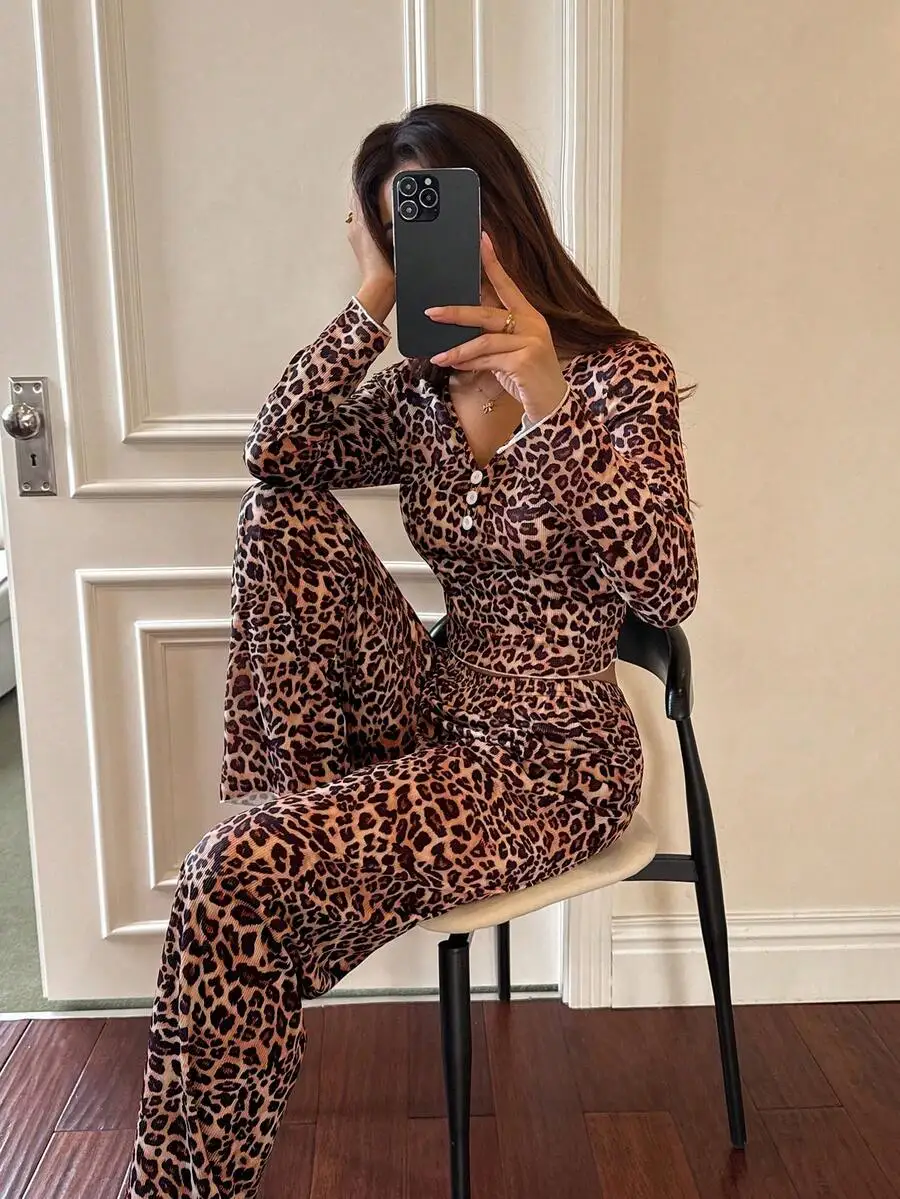 Womens Leopard Print V-Neck Fitted Long Sleeve Pajama Set
Womens Leopard Print V-Neck Fitted Long Sleeve Pajama Set
