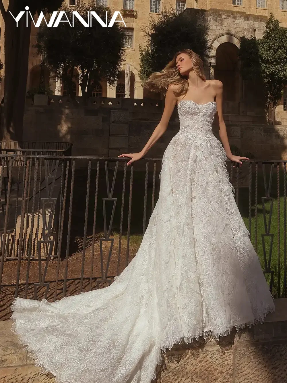 Glamorous Shinny 3D Leaf Wedding Dress Dreamy Strapless A-line Long Bridal Gown Customzied Opulent Backless Dresses For Bride
Glamorous Shinny 3D Leaf Wedding Dress Dreamy Strapless A-line Long Bridal Gown Customzied Opulent Backless Dresses For Bride