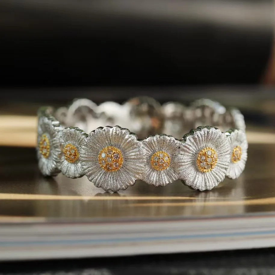Italian Handmade Brushed Wide Version Two Tone Gold Daisy Bracelet 925 Silver Vintage Classic Diamond Studded Bracelet For Women
Italian Handmade Brushed Wide Version Two Tone Gold Daisy Bracelet 925 Silver Vintage Classic Diamond Studded Bracelet For Women