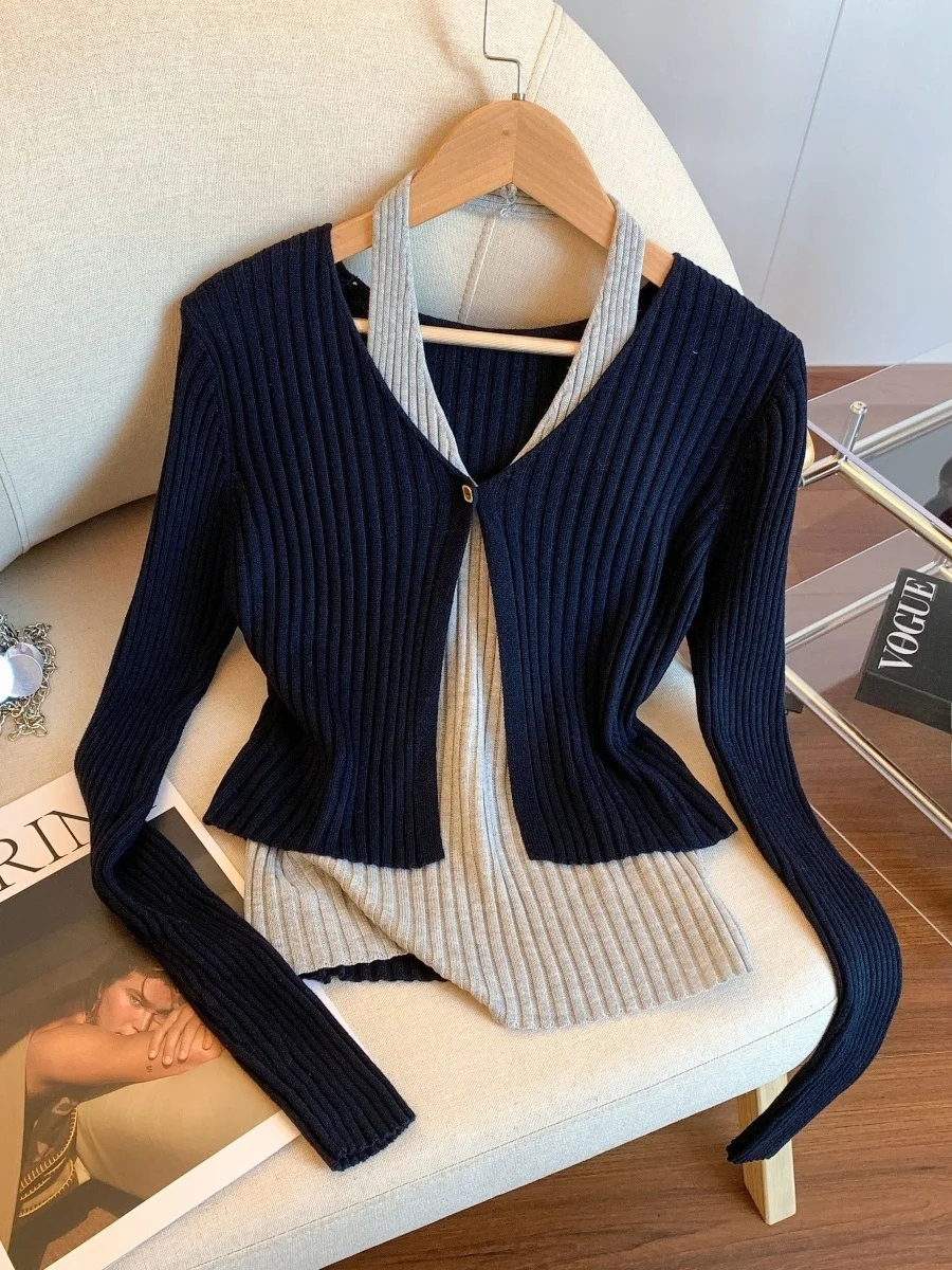 Korean Style V-Neck Knitted Sweater Women Early Spring Slimming Fake Two-Piece Sleeve Long Shirt Neck Hanging Design Sensation
Korean Style V-Neck Knitted Sweater Women Early Spring Slimming Fake Two-Piece Sleeve Long Shirt Neck Hanging Design Sensation