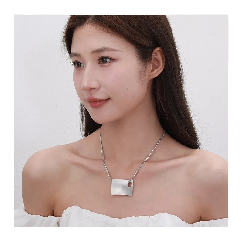 Special for Personalized Design Square Hollow Collarbone Chain Fashionable and Simple Women's Short Necklace
Special for Personalized Design Square Hollow Collarbone Chain Fashionable and Simple Women's Short Necklace