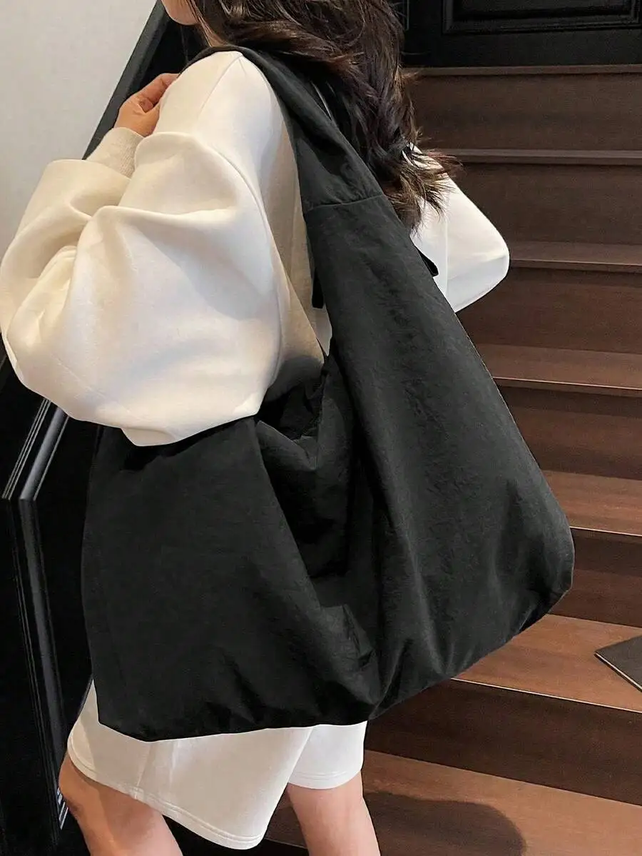 Легкая большая нейлоновая сумка-тоут с боковыми карманами, минималистичный дизайн для повседневного использования
Легкая большая нейлоновая сумка-тоут с боковыми карманами, минималистичный дизайн для повседневного использования