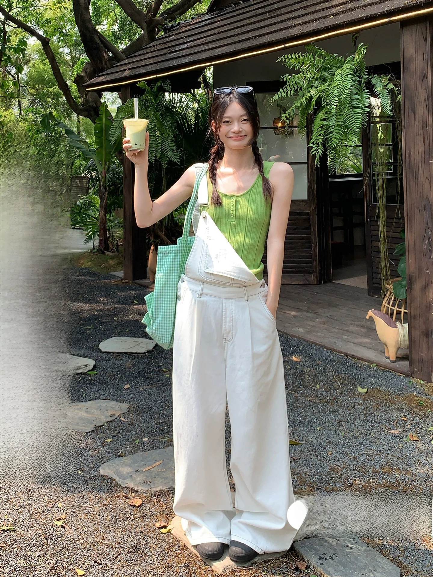 Loose Wide Leg Jeans Women's White Suspenders Summer New Style Straight Cut Trousers Fashionable High Waist Zipper Casual
Loose Wide Leg Jeans Women's White Suspenders Summer New Style Straight Cut Trousers Fashionable High Waist Zipper Casual