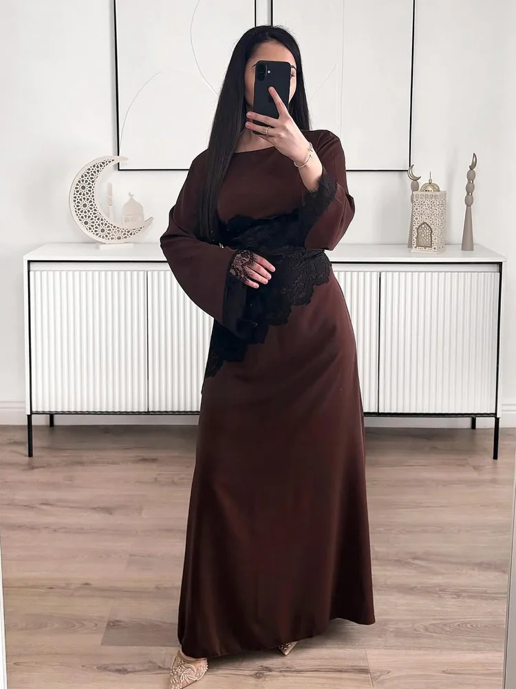 Элегантное повседневное платье-абайя макси с кружевными вставками, высоким воротом, длинными расклешенными рукавами и драпировкой на талии, модель 2026 года
Элегантное повседневное платье-абайя макси с кружевными вставками, высоким воротом, длинными расклешенными рукавами и драпировкой на талии, модель 2026 года