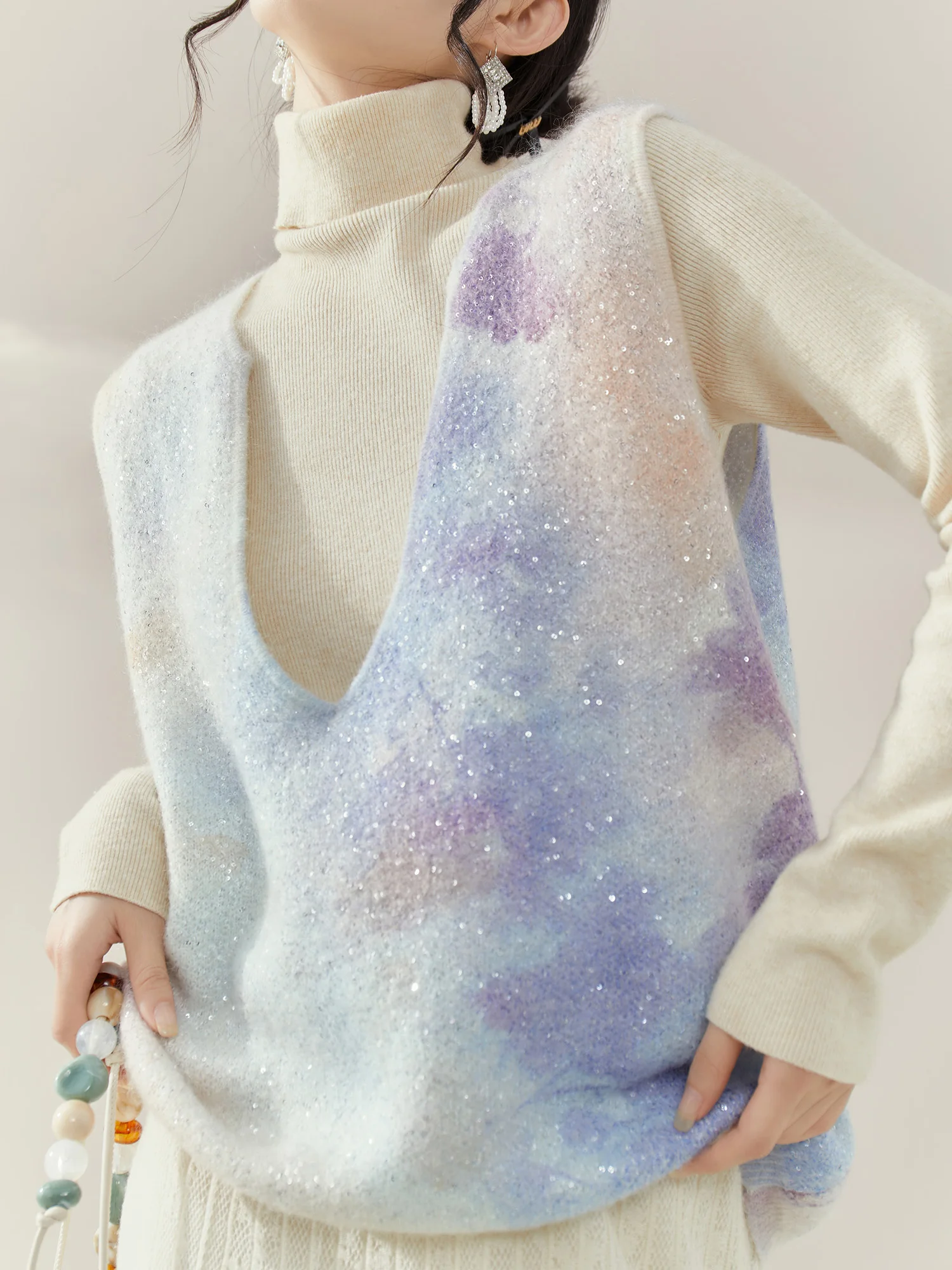 Женский вязаный жилет с пайетками, новинка ранней осени, элегантный дизайн, для офиса, из полиэфирного волокна, V-образный вырез, без пуговиц
Женский вязаный жилет с пайетками, новинка ранней осени, элегантный дизайн, для офиса, из полиэфирного волокна, V-образный вырез, без пуговиц