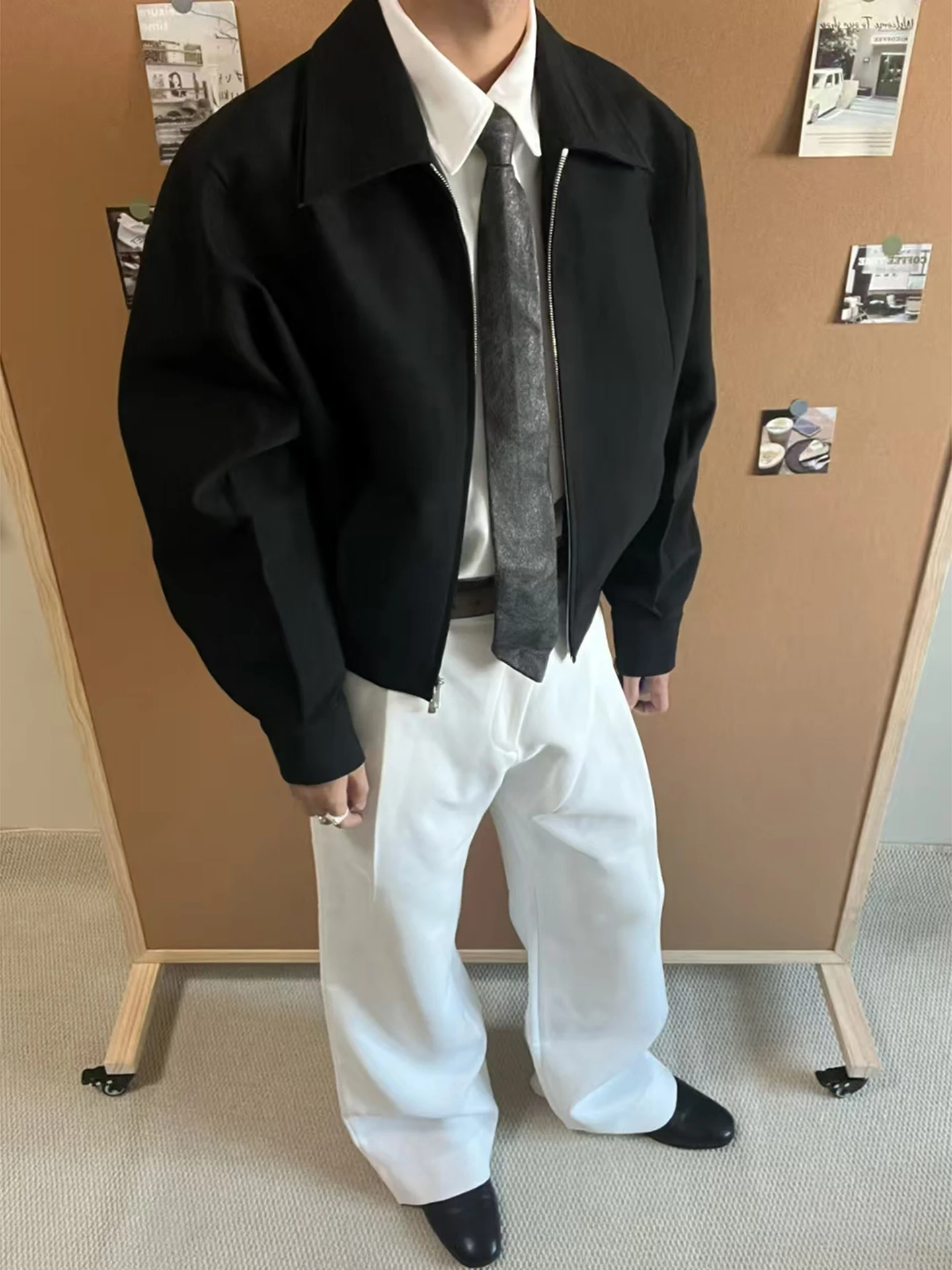 Белая куртка-бомбер мужская осенняя, премиум-класса, свободного кроя, с воротником Cleanfit, в стиле бейсбольной куртки...
Белая куртка-бомбер мужская осенняя, премиум-класса, свободного кроя, с воротником Cleanfit, в стиле бейсбольной куртки...