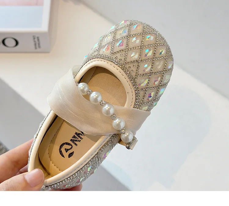 Новые весенне-летние кожаные туфли для девочек: модные, с кристаллами, переливающиеся, в стиле принцессы, на мягкой нескользящей подошве, для танцев, для маленьких леди
Новые весенне-летние кожаные туфли для девочек: модные, с кристаллами, переливающиеся, в стиле принцессы, на мягкой нескользящей подошве, для танцев, для маленьких леди